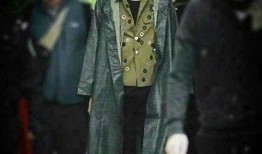 娱乐吃瓜酱雨衣男