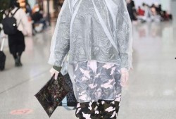 娱乐吃瓜酱雨衣男