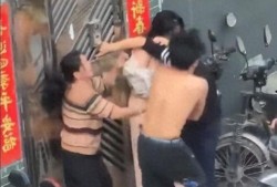 男孩爆料老爸出轨了视频,男孩曝光父亲出轨惊人视频