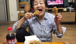 上海网红吃瓜老太太是谁,她为何成为网络红人？