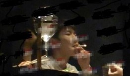 网友爆料飞机上抽烟视频,网友曝光违规行为瞬间
